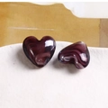 Dettaglio di perle in vetro a forma di cuore con effetto marmorizzato viola scuro - Viola scuro