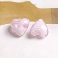 Dettaglio di perle di vetro rosa a forma di cuore con texture marmorizzata per gioielli DIY - Rosa Chiaro