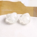 Dettaglio di perline di vetro a forma di cuore traslucido con trame a spirale per gioielli - Bianco