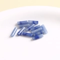 Detail van blauwe natuursteen cilinder kralen op wit dienblad voor DIY sieraden maken - Blauwe Gestreepte Buisparel (12)