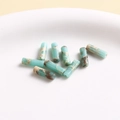 Macro-opname van turkooisblauwe cilindrische buisvouwparels met marmertextuur in schaal - Cyaanblauwe Marmeren Kolom (13)