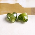 Dettaglio di perle a cuore in vetro verde e bianco con spirale per gioielli fai-da-te - Verde Frutta