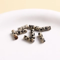 Macro-opname van cilindrische natuursteen kralen met zwarte vlekken voor DIY - Dalmatiër Jaspis Kolomstijl (20)