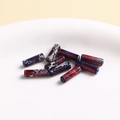 Macro-detail van cilindrische marmeren kralen in blauw en rood voor DIY-sieraden ontwerpen - Blauw Rood Wit Verweven Kolom (23)