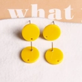 Vierer-Set gelbe Acryl-Ohrstecker in runder Form mit kleiner Öse für DIY-Schmuckdesign - Glänzend Zitronengelb