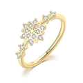 Nahaufnahme des goldenen Schneeflockenrings mit mikro-gefassten Zirkonsteinen - Zahl 5 / Hellgold
