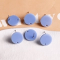 Hellblaue runde Acryl-Ohrstecker mit silbernen Metallstiften im Set aus drei Paaren - Glänzend Blauviolett