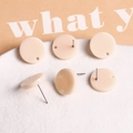 Lot de six boucles d'oreilles rondes en résine beige avec tiges en argent pour DIY - Chair Lisse