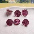 Rosa Glitzer Acryl Ohrstecker Set mit sechs runden Stücken auf einem Keramiktablett - Glänzende Partikel Rosaviolett