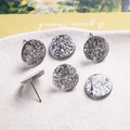 Funkelnde silberne Glitzer-Ohrstecker aus Harz im 6er-Set für minimalistischen Stil - Glänzende Partikel Grauweiß