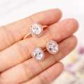 Set gioielli oro rosa con anello e orecchini ovali indossati sulla mano - Misura Anello 4 / Tono Oro Rosa Pietra Bianca