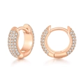 Detail von Roségold-Creolen mit mehrreihig gepflasterten Zirkoniasteinen im Pavé-Stil - Roségold Überzogen Weißer Zirkonia
