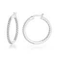 Makroaufnahme von Creolen in Silber mit Zirkonia-Mikropavé auf weißem Hintergrund - 15mm / Platin