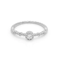 Makroaufnahme Silberring mit rundem Zirkon und perlenbesetztem Pavé-Band mit Steinen - R751-Platinfarbe