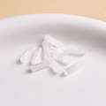 Cilindrische witte natuursteen kralen voor DIY sieraden op wit keramisch bord - Witte Kristallen Buis Losse Kraal (49)