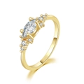 Makro-Detail des vergoldeten Rings mit Marquise-Schliff Zirkon und kleinen Steinen - US 5 / Marquise-Hauptstein Einzelring / KAR229-3