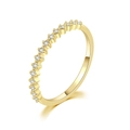 Makroaufnahme von minimalistischem vergoldetem Ring mit mikrogefassten weißen Zirkonia - US 5 / Welliges Pave Einzelring / KAR229-2