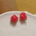 Macro-opname van rode konijn kralen en metalen pin voor DIY-sieraden maken accessoires - Rozerood