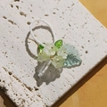 Bague en perles faite main avec fleurs vertes translucides et détail de feuille dorée - Jaune
