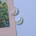 Accessorio fai-da-te con ciondoli a mezzaluna a doppio strato e perle bianche - Stile Luna