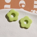 Dettaglio di fiori in resina verde lime su vassoio bianco per la creazione di gioielli - 1 Pezzo / Verde