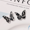 Detail of butterfly-shaped acetate earrings with black and white spotted leopard texture - Black And White Spotted Style (B03-3-14-28) / Black