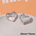 Vue macro de breloques en résine irisée en forme de cœur de 20mm pour coques de téléphone - Cœur Arc-en-ciel Transparent