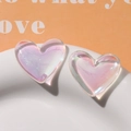 Detailansicht irisierender Herzanhänger mit rosa-violettem Farbverlauf für DIY-Schmuck - Transparenter Irisierender Herz-Stil