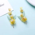 Handgefertigter Blumenschmuck mit gelben Blüten, grünen Blättern und goldenem Metalldraht - Gelber Stil