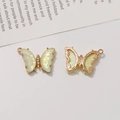 Nahaufnahme der 3D Schmetterling Anhänger mit Perlmuttglanz und kleinen Strasssteinen - Regenbogen Gold