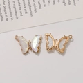 Detail der Schmetterlingsanhänger mit irisierender Einlage und Goldlegierung für DIY - Irisierendes Weiß