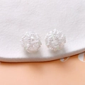 Vista macro di perle tessute a mano e sfere di cristallo per creazione gioielli DIY - Bianco