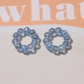 Dettaglio di anelli con perline di resina azzurra dal design circolare estetico - 1 Pezzo / Blu