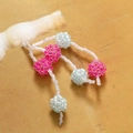 Vista detallada de esferas de cuentas coloridas hechas a mano para joyería DIY y accesorios - Rosa Rojo Y Azul
