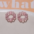 Dettaglio macro di ciondoli rotondi rosa traslucidi a forma di ciambella per gioielli DIY - 1 Pezzo / Rosa