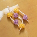 Detalle de borlas de bolas de frutas coloridas hechas a mano para joyería DIY y accesorios - Amarillo & Púrpura