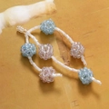 Detalle de bolas de cuentas tejidas de colores y cuentas de tubo blancas para joyería DIY - Gris Azulado