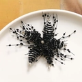 Détail macro d'une fleur perlée gothique faite main avec strass pour accessoires cheveux DIY - Noir