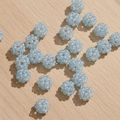 Macro-opname van lichtblauwe bolvormige geweven kralen voor DIY-sieraden op hout - 1 Stuk / Blauw