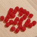 Macro-opname van rode geweven bessenkralen voor DIY-sieraden en handgemaakte haaraccessoires - 1 Stuk / Rood