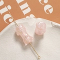 Detalle macro de una cuenta de vidrio rosa irisado en forma de bambú para joyería - 1 Pieza / Rosa