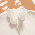 Dettaglio macro di perle traslucide a forma di bambù con finitura iridescente per DIY - 1 Pezzo / Bianco