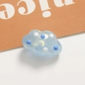 Detalle macro de cuenta de nube 3D en resina azul con acabado brillante y lunares - Estilo Nube / Azul