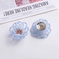 Hellblaue Blumen-Perlenanhänger mit Goldbasis für DIY-Schmuck und Haar-Accessoires - Hellblau