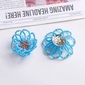 Handgefertigte hellblaue Glasperlenblume mit goldener Metallbasis für DIY-Schmuck - Blau