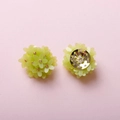 Détail des boucles d'oreilles fleuries faites main vert citron avec accents dorés - Vert Fruit