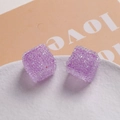 Gros plan de perles cubes en résine violette de 16 mm avec une texture givrée givrée - Violet