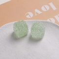 Détail macro de perles cubes de 16mm en résine vert clair avec texture sucrée givrée - Vert clair