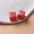 Vue détaillée de deux perles cubes en résine de 14mm rose corail avec finition polie - Orange