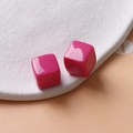 Perles de cube en résine rouge rose de 14mm pour bijoux DIY disposées sur une plaque - Rose rouge